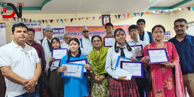 विद्यार्थी बीच कविता प्रतियोगिता