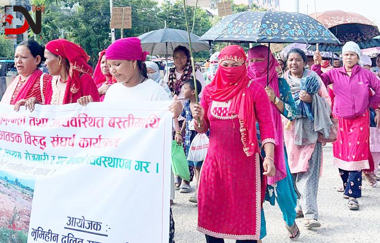 विस्थापित ७५१ परिवारको व्यवस्थापन माग्दै कोहलपुरमा आन्दोलन