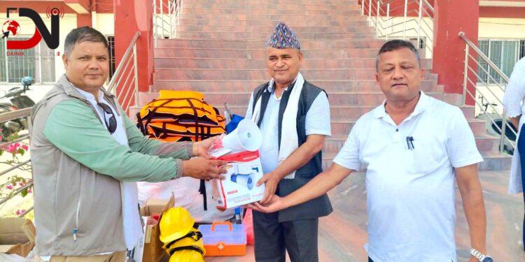 विपद् पूर्वतयारीका लागि स्थानीय सरकारलाई विपद् जोखिम न्यूनीकरण सामग्री प्रदान