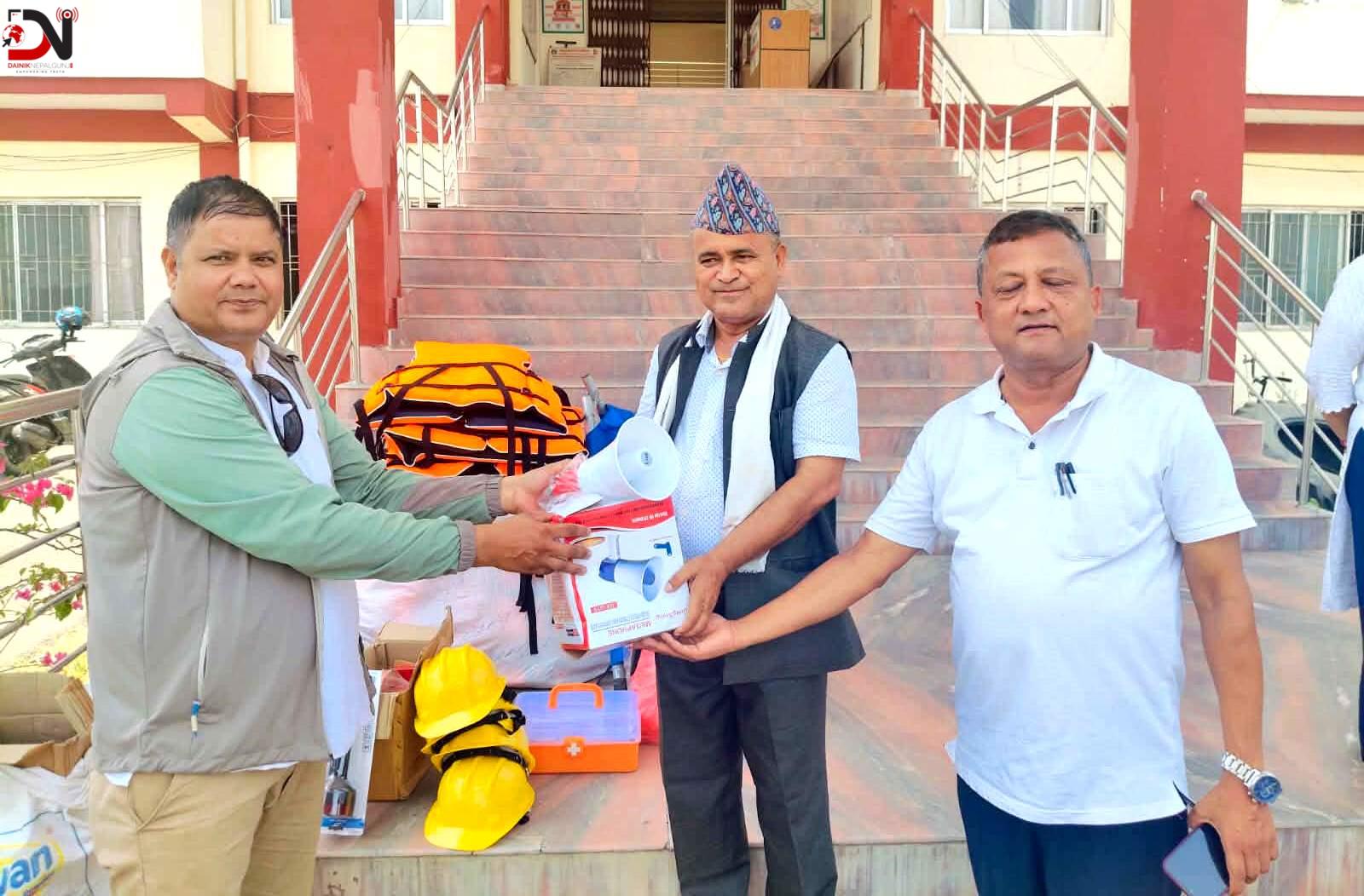 विपद् पूर्वतयारीका लागि स्थानीय सरकारलाई विपद् जोखिम न्यूनीकरण सामग्री प्रदान