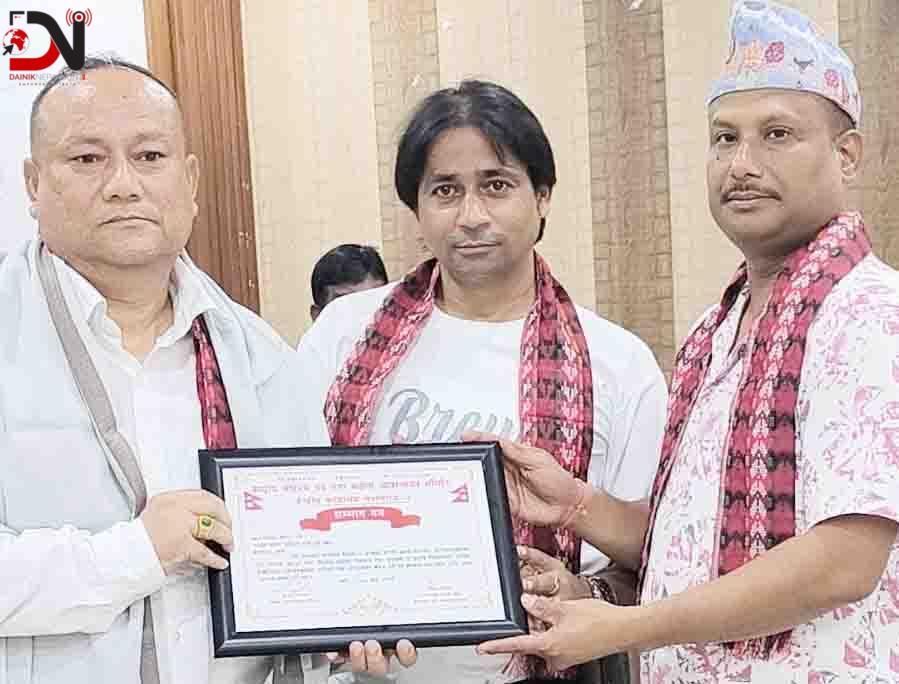 विकास बहादुर सिंह सम्मानित, नगर प्रमुख बिष्टले गरे सम्मान