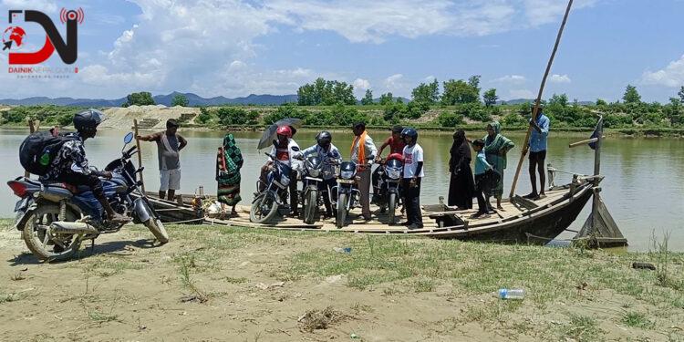 राप्ती तटीय क्षेत्रका नागरिकलाई नदी तर्न डुङ्गाकै भर
