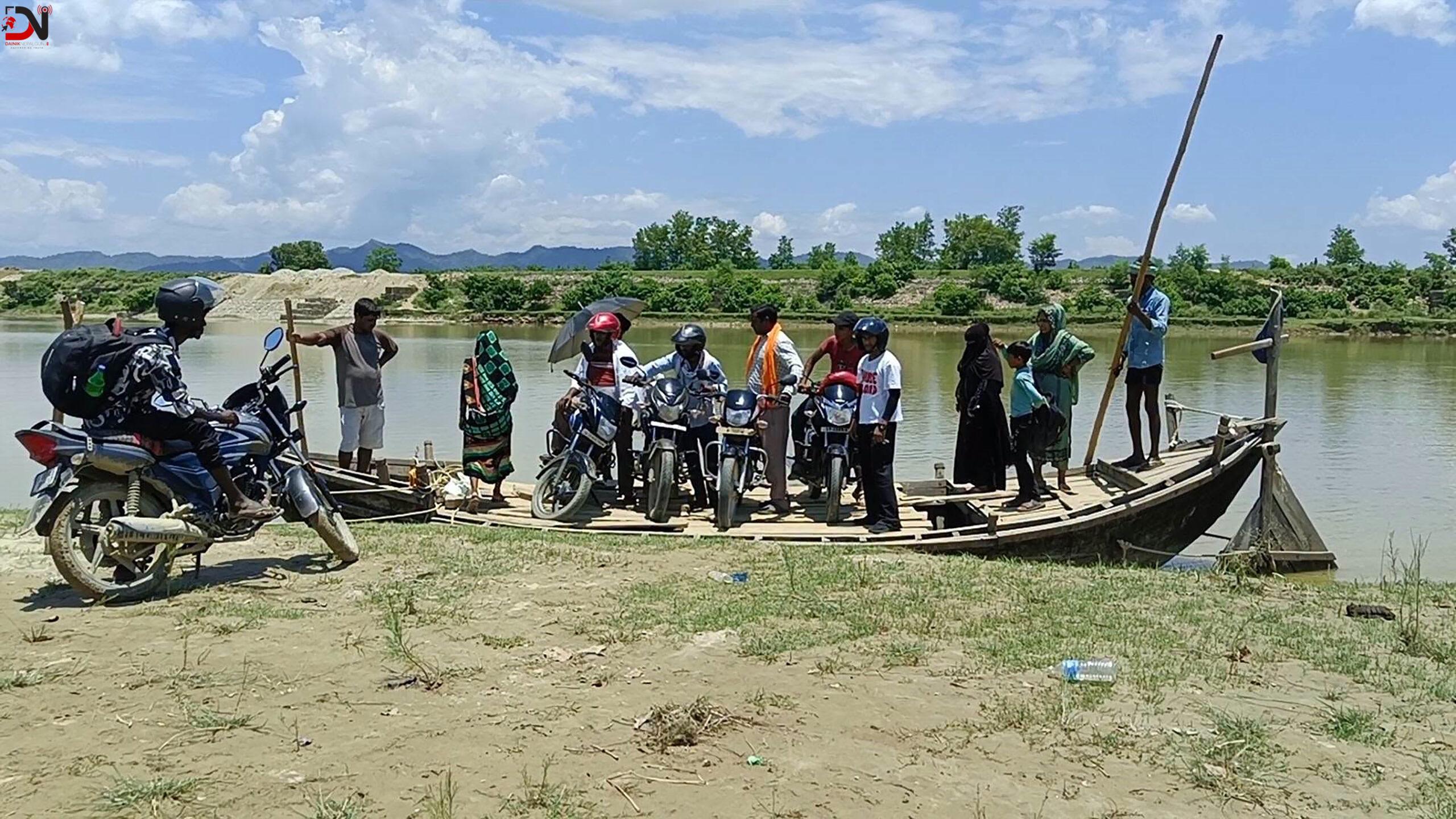 राप्ती तटीय क्षेत्रका नागरिकलाई नदी तर्न डुङ्गाकै भर