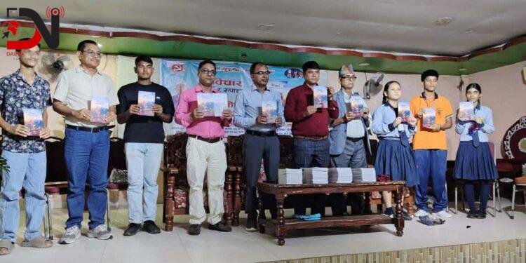 विद्यार्थीका हातबाट सूर्य ढकालको पुस्तक विमोचन