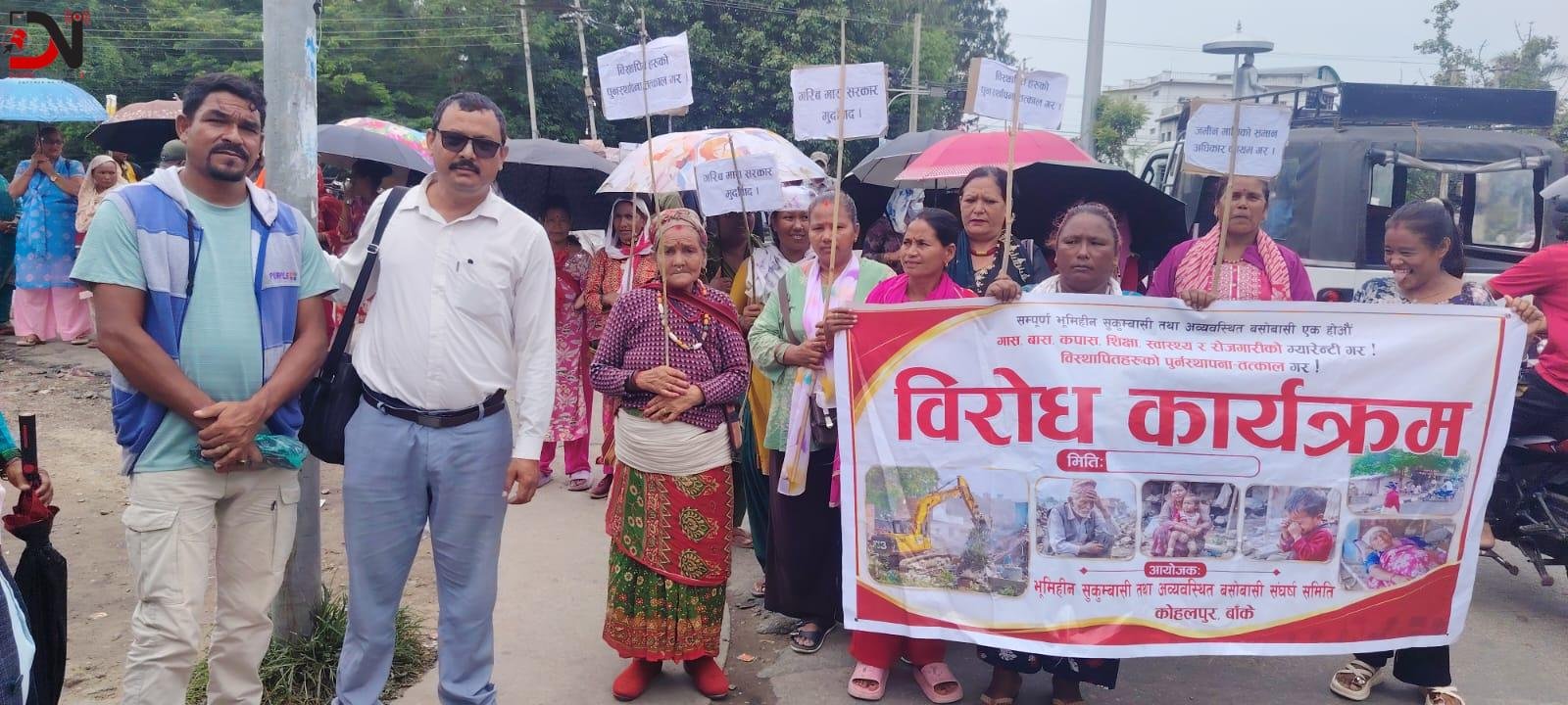 प्रशासनमा सुकुम्बासीको धर्ना, स्थायी बसोबासको व्यवस्था गर्न माग