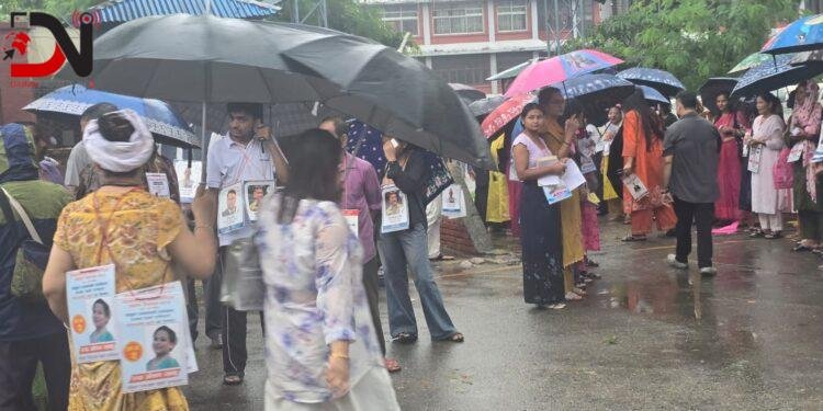 झरी बीच मतदान स्थल पुग्दै व्यवसायी मतदाता