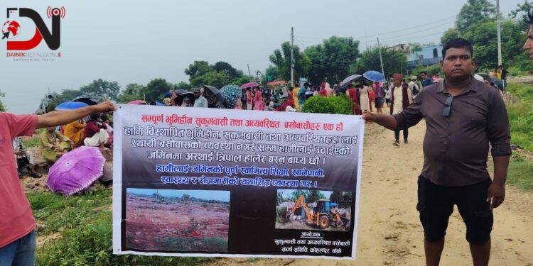 पुरानै ठाउँमा फर्कन खोज्दै सुकुम्बासी, नियन्त्रणमा लिंदै प्रहरी