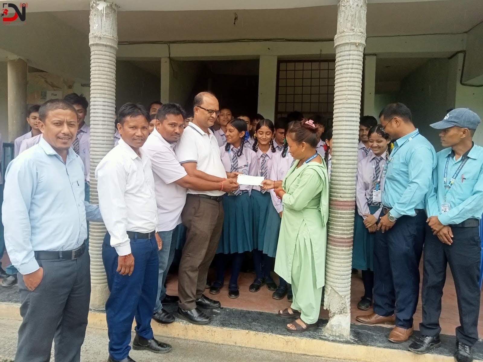 भोटेकोशी बाढीपीडितका लागि दीप ज्योति विद्या निकेतनको १ लाख २ हजार ५ सय ५५ सहयोग