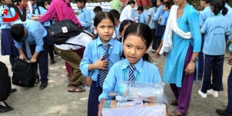 बाढीपीडित विद्यार्थीलाई शैक्षिक तथा खेल सामग्री