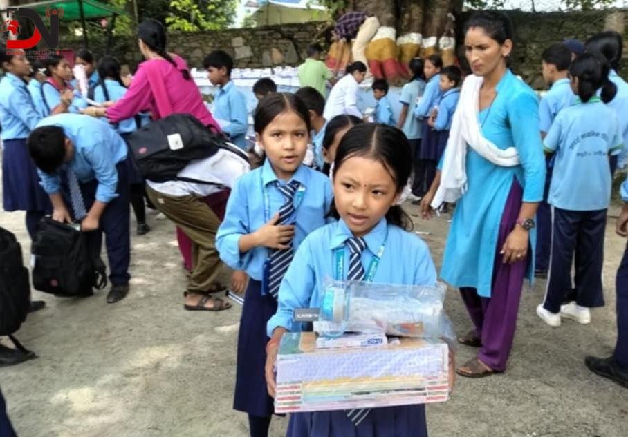 बाढीपीडित विद्यार्थीलाई शैक्षिक तथा खेल सामग्री