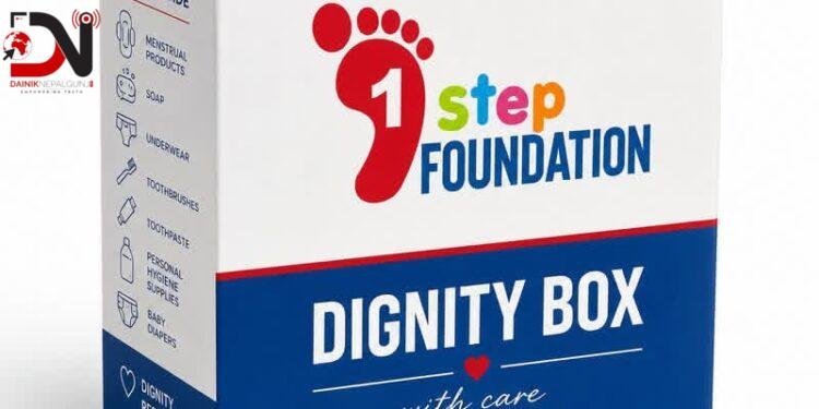 एक हजार बाढी प्रभावित महिला तथा बालिकालाई ‘डिग्निटी बक्स’ वितरण गर्दै वान स्टेप फाउण्डेसन