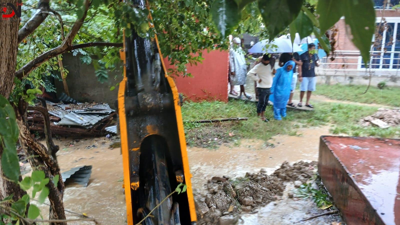 डुबान रोक्न नेपालगन्ज नाला सफा गरिंदै