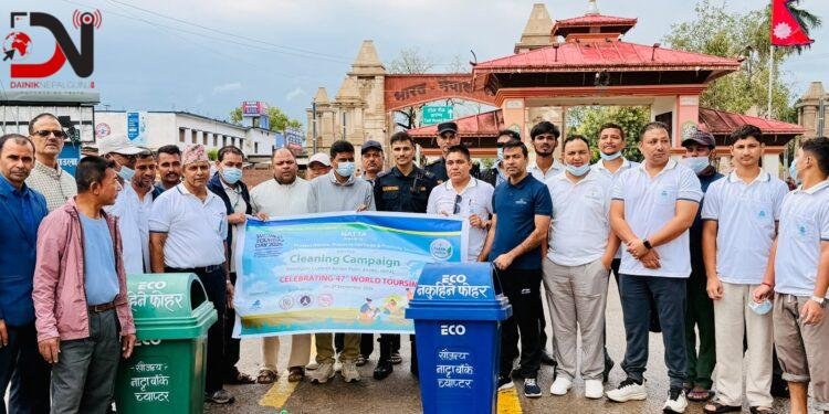 पर्यटक स्वागत गर्दै प्रवेशद्वार सरसफाई