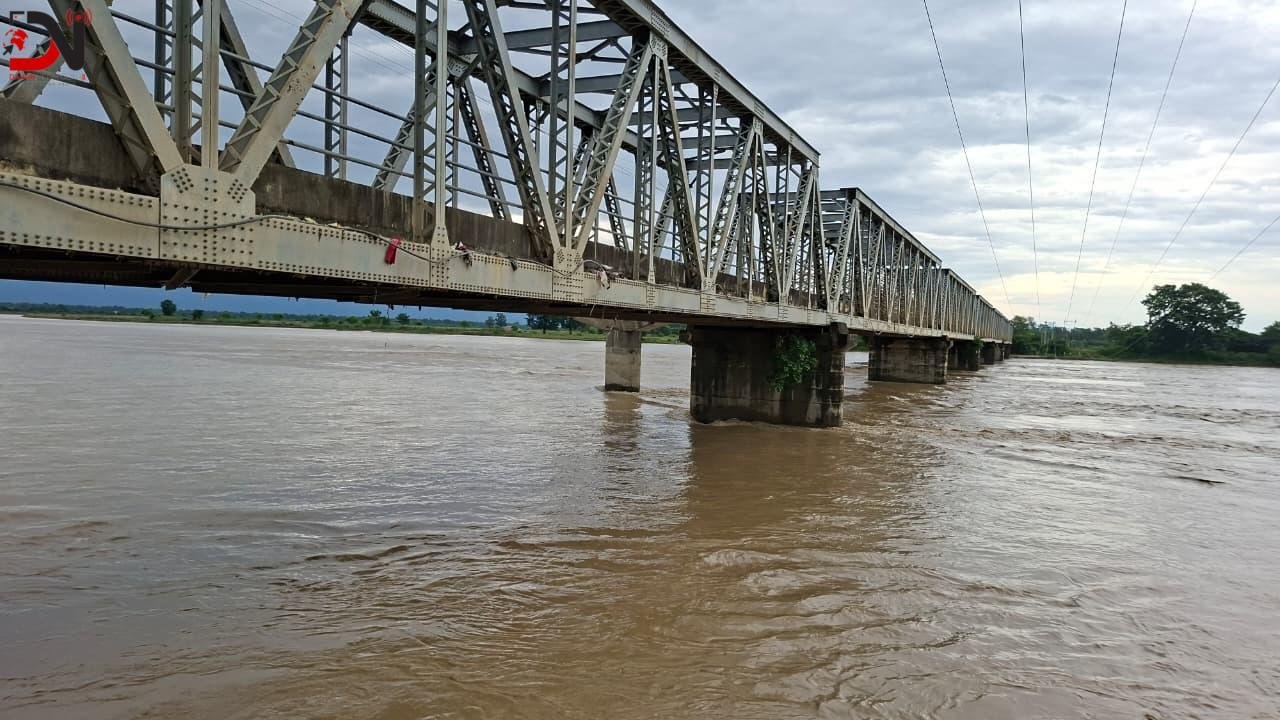 अविरल बर्षाले बढ्दै नदीको जलस्तर