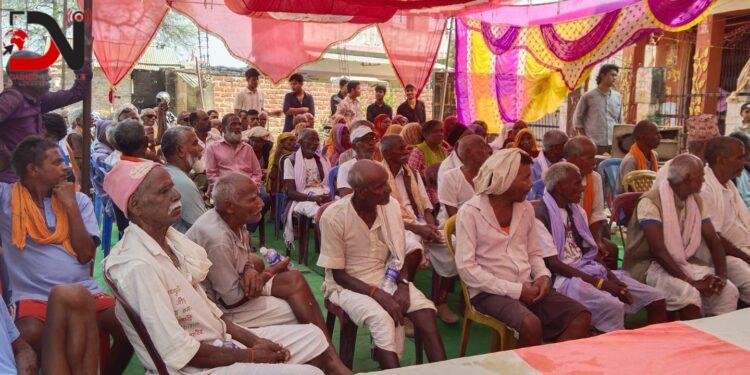 जेष्ठ नागरिक सम्मान गर्दै सिंह