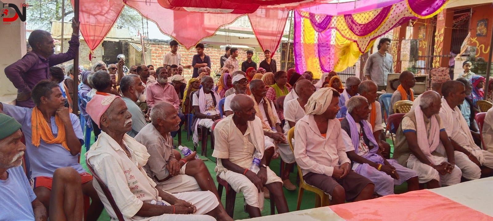 जेष्ठ नागरिक सम्मान गर्दै सिंह