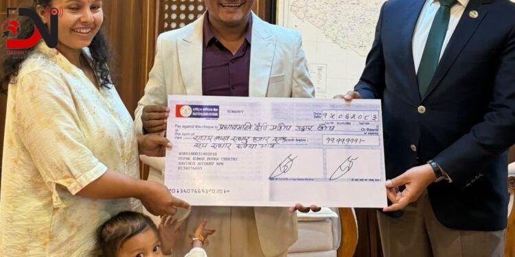 उद्यमी दम्पतीले दिए ११ लाख ११ हजार १११ रुपैयाँ