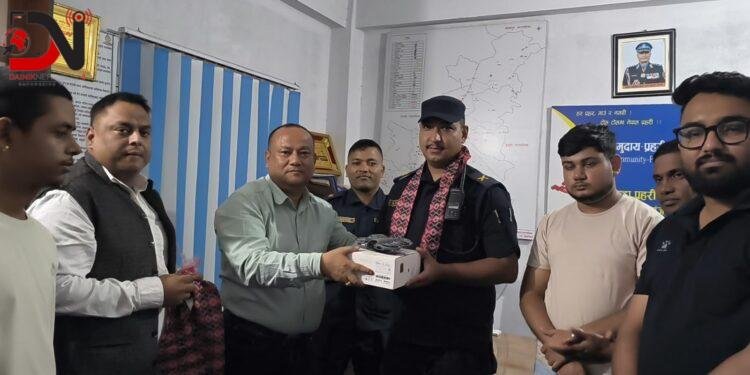 समाजसेवी सिंहद्वारा प्रहरीलाई प्रविधि हस्तान्तरण